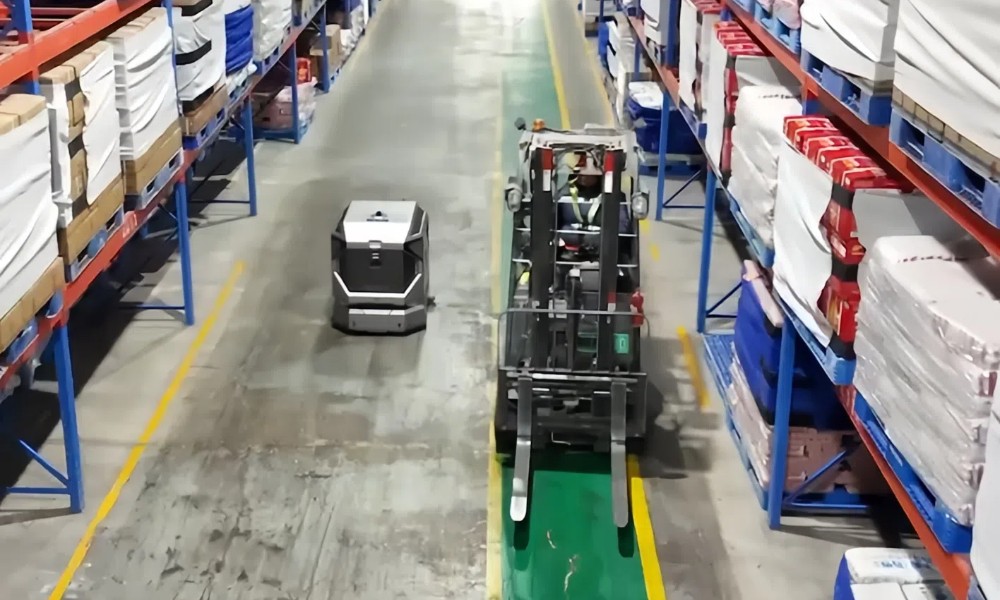 食品行業(yè)車間星衛(wèi)來機(jī)器人清潔方案